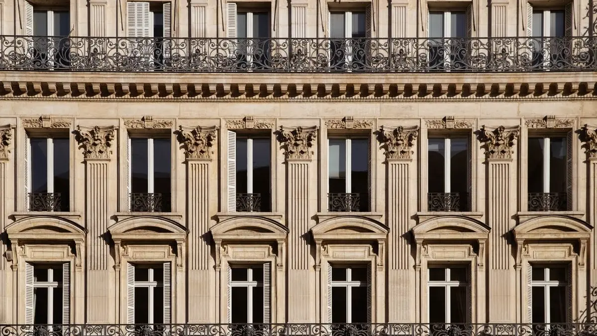 Haussmann-Balkone und schmiedeeiserne Geländer: eine Fassade am Boulevard Haussmann lesen