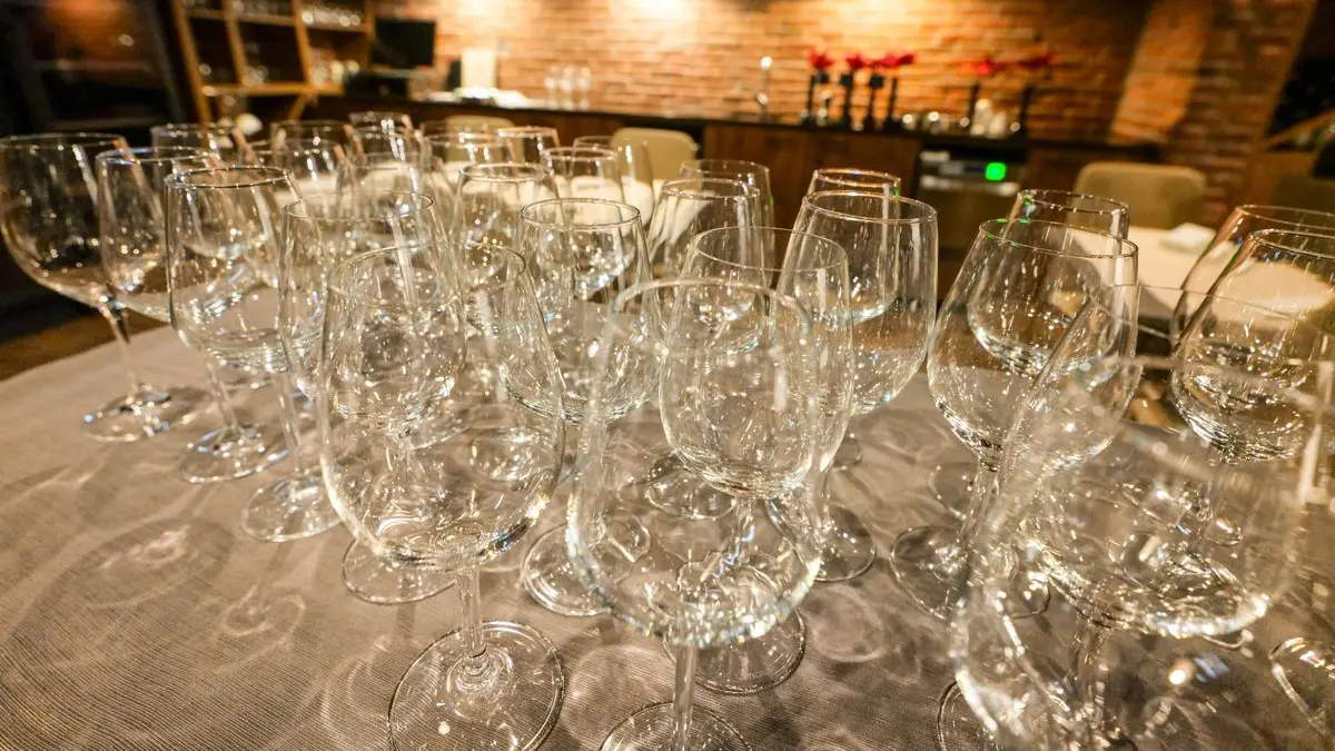 Wine bars and wine shops near the Opera: wine by the glass, the Parisian way